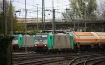 Die Cobra 2834  kommt aus Richtung Köln,Aachen-Hbf,Aachen-Schanz mit einem   gemischten Güterzug aus Köln-Gremberg nach Antwerpen-Noord(B) und fährt in Aachen-West ein. Aufgenommen vom Bahnsteig in Aachen-West. 
Bei Regenwolken am 15.11.2015.