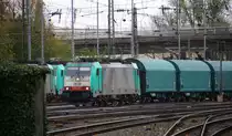 Die Cobra 2838 kommt aus Richtung Köln,Aachen-Hbf,Aachen-Schanz mit einem Kurzen Coilzug aus Köln-Gremberg(D) nach Kinkempois(B) und fährt in Aachen-West ein. Aufgenommen vom Bahnsteig in Aachen-West. 
Bei Regenwolken am 15.11.2015.