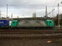 Die Cobra 2840 fährt mit einem Containerzug aus Gallarate(I) nach Zeebrugge(B) ,aufgenommen bei der Ausfahrt aus Aachen-West in Richtung Montzen/Belgien. 
Aufgenommen vom Bahnsteig in Aachen-West.
Bei Regenwolken am 15.11.2015.