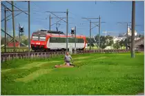 Bilder aus der March zwischen Pfäffikon SZ und Ziegelbrücke. S27 8255 mit SOB RBDe 566 076  zwischen Schübelbach-Buttikon und Siebnen-Wangen. (24.09.2015)