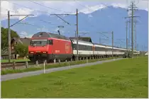 Bilder aus der March zwischen Pfäffikon SZ und Ziegelbrücke. IC576 mit 460 032-6 zwischen Schübelbach-Buttikon und Siebnen-Wangen. (24.09.2015)