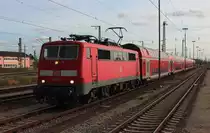 111 173-1 kommt am 14.11.2015 mit einem Regionalzug in Ingolstadt Hbf an.