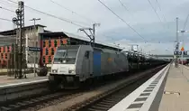 185 673-1 von Railpool, die aktuell für die Ruhtalbahn Cargo unterwegs ist, fährt am 14.11.2015 mit einem Ganzzug Autos aus dem Hause VW durch Ingolstadt.