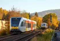 
Der VT 116 (95 80 0646 416-7 D-HEB / 95 80 0946 916-3 D-HEB / 95 80 0946 416-4 D-HEB) ein Stadler GTW 2/6 der HellertalBahn, als RB 96  Hellertal-Bahn  (Neunkirchen(Kr Siegen) - Herdorf - Betzdorf) und der Dieseltriebwagen VT/VS 51 (95 80 0628 051-4 D-WEBA / 95 80 0928 051-1 D-WEBA) der Westerwaldbahn (WEBA), als RB 97  Daadetal-Bahn  (Daaden - Betzdorf) erreichen am 27.10.2015 bald den Bahnhof Betzdorf/Sieg.