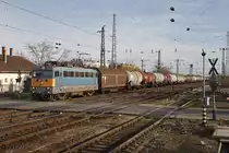 431 052 fährt am 16.11.2015 mit einem Güterzug in den Bahnhof Hegyeshalom ein.