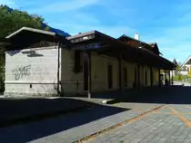 Blick auf den ehemaligen Bahnhof Tarvisio Città an der alten Pontebbana. Da der ehemalige Bahnhof Tarvisio Centrale zu weit von der Stadt entfernt war, forderten damals die Bürger den Bau eines zentralen Bahnhofs in der Stadt. Wenn man die Situation heute betrachtet, ist man gleich weit wie vorher. Tarvisio Boscoverde ist weit vom Ort entfernt, einen zentralen Bahnhof kann man heute aber jedoch vergessen.
Tarvisio Città war einst auch Schnellzug-Halt.
Hier eine Übersicht der anhaltenden Schnellzüge (FS-Kursbuch 1989):
00:19 Uhr Dir 236  Italien Österreich  Express  (Venezia S. Lucia - Wien Südbf., Kurswagen: Trieste Centrale - München Hbf, Trieste Centrale - Wien Südbf., Trieste Centrale - Salzburg Hbf)
04:51 Uhr Dir 237  Österreich Italien Express  (Wien Südbf. - Venezia S. Lucia, Kurswagen: München Hbf - Trieste Centrale, Wien Südbf. - Trieste Centrale, Salzburg Hbf - Trieste Centrale)
12:08 Uhr Dir 232  Gondoliere  (Venezia S. Lucia - Wien Südbf., Kurswagen Trieste Centrale - Wien Südbf. und Trieste Centrale - München Hbf)
16:56 Uhr Uhr Dir 2697 (Tarvisio Centrale - Trieste Centrale)
18:49 Uhr Dir 233  Gondoliere  (Wien Südbf. - Venezia S. Lucia, Kurswagen Wien Südbf. - Trieste Centrale und Karlsruhe Hbf - Trieste Centrale)
 
Aufgenommen am 25.10.2015.