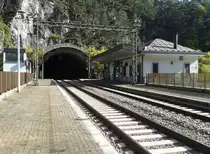 Blick auf die aufgelassene Haltestelle Bagni S. Caterina an der neuen Pontebbana. Die Haltestelle befindet sich zwischen zwei Tunneln, dem Galleria S. Leopoldo und dem Galleria Malborghetto (hier zu sehen). Beide Bahnsteige führen ein stück weit in den den Galleria Malborghetto hinein. Bagni S. Caterina wurde mit der Inbetriebnahme der neuen Pontebbana um 2000, als Ersatz für den alten Bahnhof Bagni di Lusnizza, dieser sich genau gegenüber auf der anderen Talseite befindet, in Betrieb genommen. Die Haltestelle wurde jedoch schon 2003  wieder aufgelassen. 
Aufgenommen am 25.10.2015