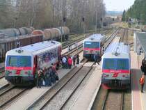 Zugkreuzung am Bhf. RIED i.I.;
reger Andrang herrscht zum R 5970 (5047 075-6) am 9.M�rz 2007