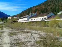 Hier zu sehen ist der ehemalige Bahnhof Tarvisio Centrale (Blick Richtung Pontebba). Nach inzwischen ca. 15 Jahren Stillstand hat sich die Natur den Bahnhof fast gänzlich zurück erobert.
Einst zweigte in Tarvisio Centale auch eine Strecke ins slowenische Jesenice ab. Diese wurde in zwei Etappen stillgelegt. Als Erstes stellten die FS 1967 den Abschnitt Tarvisio - Fusine Laghi ein, da die Strecke Infolge der Einstellung auf italienischer Seite für die JŽ (Jugoslovenske Železnice) unwirtschaftlich wurde, stellten sie den Betrieb Jesenice - Ratece 1969 ein. Als letze verbleibende Strecke blieb dem Bahnhof nur noch die Pontebbana, diese er dann Mitte 2000 auch verlor.

Aufgenommen am 25.10.2015