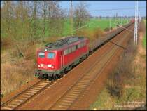 140 381 mit einem langen G�terzug kurz vor dem Abzweig nach Finsterwalde/NL. bei Doberlug-Kirchhain. 09.03.07