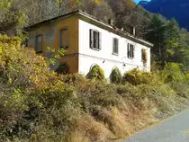 Blick auf das Bahnhofsgebäude des alten alten Bahnhof Dogna. Nach inzwischen 80 Jahren hat die Natur auch vor den Innenräumen nicht halt gemacht. Dieser Bahnhof an der alten Pontebbana wurde schon 1935 aufgelassen und gleichzeitig ging ein neuer Bahnhof auf der anderen Seite der Ponte di Dogna in Betrieb, dieser ist jetzt jedoch auch schon seit 1995 stillgelegt und auch schon zum alten Bahnhof geworden. Aufgenommen am 8.11.2015
