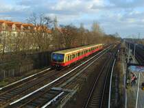 Die S3 von Friedrichshagen nach Ostbahnhof f�hrt gerade in Berlin Karlshorst ein.