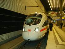 Im Gleis 1 des Berliner Hauptbahnhofs steht der ICE 1515 von Hamburg Altona nach M�nchen Hauptbahnhof bereit.
Er hat bis jetzt keineVersp�tung und liegt somit im Fahrplan. Berlin den 10.11.2006
