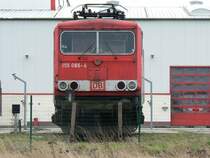 155 066-4 abgestellt am 07.03.2007 im Kombiwerk Rostock. Nicht zu �bersehen das Tagg auf der linken Frontscheibe.