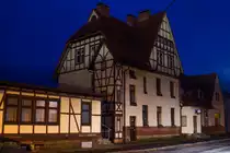 Kürzlich seines DB-Logos beraubt, präsentiert sich das Empfangsgebäude des ehemaligen Bahnhofes Vacha am 07. November 2015. Anfang der neunziger Jahre noch liebevoll restauriert, verlor es ab dem 10.Juni 2001 seine Bedeutung, da der Reisezugverkehr aufgrund einer bestehenden und kostengünstigeren Busverbindung nach Bad Salzungen eingestellt wurde.

Unlängst allerdings fand eine Befragung der Bürger von Vacha statt, ob diese sich vorstellen könnten, daß die Eisenbahn ihrer Stadt wieder reaktiviert wird.
Ein positives Ergebnis würde mich natürlich freuen.
