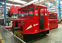 Akku - Schlepper   Das Rote  , dahinter aufgeständert ohne Fahrwerk DB Regio 146 014-6 aus Dortmund, fotografiert im DB Fahrzeuginstandhaltung GmbH Werk Dessau zum Tag der offenen Tür anlässlich Jubiläum  85 Jahre Ellokinstandhaltung - Werk Dessau  am 30.08.2014 