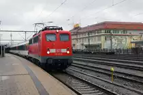 SBB/DB: Fotografieren in Singen bei starkem Wind und viel Regen am 20. November 2015. Die 115 261-0 mit den SBB Bpm bei der Ausfahrt Singen vor der Kulisse der MAGGI-FABRIK, dem Wahrzeichen des Bahnfofs Singen.
Foto: Walter Ruetsch 