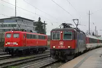 SBB/DB: Fotografieren in Singen bei starkem Wind und viel Regen am 20. November 2015. Eher seltene Begegnung zwischen der 115 261-0 und der Re 421 392-2 von SBB CARGO im IC-Verkehr in Singen.
Foto: Walter Ruetsch 
