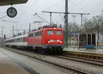 SBB/DB: Fotografieren in Singen bei starkem Wind und viel Regen am 20. November 2015. Pünktliches eintreffen des IC Stuttgart - Zürich in Singen mit der 115 261-0.
Foto: Walter Ruetsch 