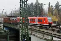 BLS/DB: Fotografieren in Singen bei starkem Wind und viel Regen am 20. November 2015. An diesem Freitag konnten gleich zwei braune BLS Re 4/4 in Singen beobachtet werden. Begegnung zwischen dem Regionalzug aus Schaffhausen mit dem Triebzug 426 00-7 und der  BLS Re 4/4 170.
Foto: Walter Ruetsch  