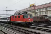 SBB/BLS/DB: Fotografieren in Singen bei starkem Wind und viel Regen am 20. November 2015. An diesem Freitag konnten gleich zwei braune BLS Re 4/4 in Singen beobachtet werden. Begegnung zwischen der SBB Re 4/4 II 11300 und der BLS Re 4/5 164.
Foto: Walter Ruetsch 