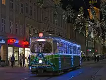 Heuer gibt es die neue Weihnachtsbim in der Grazer Innenstadt,  dieser verkehrt am Fr bis-So im Advent zwischen 15-19 Uhr auf folgender Strecke:
Laudongasse - Südtiroler Platz - Hauptplatz - Jakominiplatz - Stadion Liebenau!

TW 267 in der Herrengasse auf der Fahrt zur Laudongasse, 21.11.2015. 