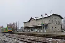 Der erste Schnee am 22.11.2015 im Bahnhof Regen. Vergleichsbld zu meinem Spätsommerbild: http://www.bahnbilder.de/bild/deutschland~bahnhoefe-r-z~regen/895299/vt-19-der-waldbahn-im-bahnhof.html
