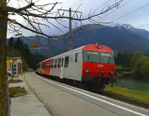 Der Herbst ist da. Die letzten drei Blätter hängen noch am Baum und der Schnee liegt schon auf den Bergen.
Hier fährt soeben der R 4863 (Lienz - Spittal-Millstättersee) ab. Aufgenommen am 28.10.2015 in Berg im Drautal.