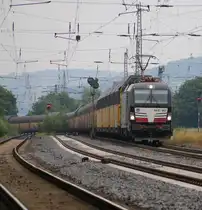 193 857 mit geschlossenen ARS-Autotransportwagen in der Nordeinfahrt von Eichenberg. Aufgenommen am 29.06.2014.