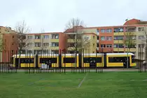 Nur noch ein Grünstreifen und Stahlstreben erinnern an dieser Stelle an die früheren unüberwindlichen Grenzbefestigungsanlagen, die wie hier 28 Jahre Ost- und Westberlin trennten. Am 17.11.2015 ist Tw 4024 als Linie M10 auf der Bernauer Straße unterwegs.
