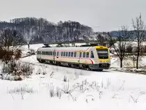 In den letzten drei Jahren verirren sich die eigentlich für die Intercity-Leistungen nach Split bestimmten kroatischen VT 612 öfters auf die Varazdiner Dieselstrecke, meistens als Ersatz für den dreiteiligen VT-Prototyp 7022 001. Der 7123 001/002 kam am winterlichen 07.02.2015. das erste Mal zum Einsatz auf dieser Strecke, hier zu sehen am Regionalzug 3011 von Varazdin nach Zagreb in der langen Kurve vor der Einfahrt in den Bahnhof von Zabok.