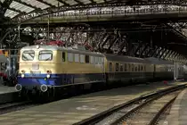 E10 1239 mit Rheingoldzug Sdz 61716 nach Assmanshausen am 08.11.2015 in Köln Hbf.