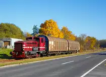 
Die V 26.3 (Lok 3) der Westerwaldbahn (WEBA) eine Jung R 30 B, birngt am 27.10.2015 ihrem kurzen Güterzug (zwei Wagen der Gattung Hiirrs) von Weitefeld, via Bindweide, nach Scheuerfeld/Sieg, hier beim Elkenrother Weiher (zwischen Weitefeld und Elkenroth).

Die Jung Lok vom Typ R 30 B wurden bei der Firma Jung in Kirchen/Sieg 1957 unter der Fabriknummer 12748 gebaut und als V 26.3 an die WEBA geliefert. Sie hat die NVR-Nummer 98 80 3944 005-8 D-WEBA.

Die WEBA hatte 4 dieser Jung R 30 B Loks, diese zwei Loks sind heute noch als Reserveloks erhalten geblieben. Die anderen zwei dienen als Ersatzteilspender.