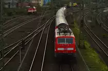 Nachschuß auf einen von der 111 150-9 geschobenen RE7. Linksoben im Bild ist eine V100 zu erkennen,die ich der HGB auf Grund ihrer Nr. V100.04 zuordnen möchte. Sie hatte den Schleifzug am oberen Bildrand gebracht. Neuss den 22.11.2015