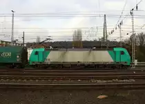 Die Cobra 2816  fährt mit einem langen gemischten Güterzug aus Köln-Gremberg nach Antwerpen-Noord(B) bei der Ausfahrt aus Aachen-West in Richtung Montzen/Belgien. Aufgenommen vom Bahnsteig in Aachen-West. 
Bei Wolken am Kalten Nachmittag vom 22.11.2015.