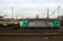 Die Cobra 2834 fährt mit einem langen Kesselzug aus Ludwigshafen-BASF nach Antwerpen-BASF(B) bei der Ausfahrt aus Aachen-West in Richtung Montzen/Belgien. 
Aufgenommen vom Bahnsteig in Aachen-West.
Bei Wolken am Kalten Nachmittag vom 22.11.2015.