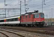 Re 4/4 II 11157 durchfährt den Bahnhof Muttenz. Die Aufnahme stammt vom 29.10.2015.
