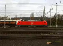 185 146-8 DB fährt mit einem langen Containerzug aus Zeebrugge(B) nach Gallarate(I)  bei der Ausfahrt aus Aachen-West und fährt in Richtung Aachen-Schanz,Aachen-Hbf,Aachen-Rothe-Erde,Stolberg-Hbf(Rheinland)Eschweiler-Hbf,Langerwehe,Düren,Merzenich,Buir,Horrem,Kerpen-Köln-Ehrenfeld,Köln-West,Köln-Süd. Aufgenommen vom Bahnsteig in Aachen-West. 
Bei Wolken am Kalten Nachmittag vom 22.11.2015.