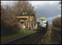 Einsam im Wald gelegen und ohne Anbindung an eine größere Ansiedlung liegt der Haltepunkt Brügge in der Prignitz an der Strecke Meyendorf - Pritzwalk. Der Bahnhof mit Nebengebäuden ist derzeit dem Verfall preis gegeben. Der Bahnsteig hingegen dient noch als Bedarfshalt für den ÖPNV, der hier mit den ehemaligen DB Doppelstock Schienenbussen der Baureihe VT 670 durchgeführt wird. Am 18.11.2015 war VT 670.04, der einst bei der DB mit 670.07 im Einsatz war, nach Pritzwalk unterwegs. Um 12.53 Uhr fuhr er, da kein Fahrgast auf dem Bahnsteig stand, langsam ohne Halt durch den Bahnhof. 