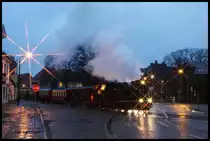 992322 war am 18.11.2015 Zuglok für die täglichen Dampfzugfahrten des Molli zwischen Bad Doberan und Kühlungsborn. Um 16.14 Uhr fuhr sie hier mit ihrem Zug bereits bei Dunkelheit mit dem letzten Dampfzug des Tages nach Bad Doberan über die große Kreuzung an der Stadtmitte.