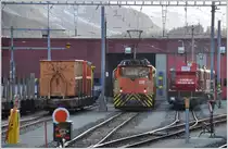 Ge 3/3 214 und die beiden Ge 4/4 I vor dem Depot Samedan. (16.11.2015)