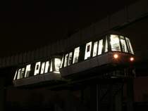 Der Skytrain verbindet am D�sseldorfer Flughafen den Flughafenbahnhof mit dem Terminal. Das Foto zeigt einen solchen Zug genau zischen Flughafenbahnhof und Parkhaus P4 in einer Langzeitbelichtung. 09.02.2007