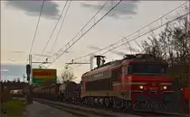 SŽ 363-013 zieht Güterzug durch Maribor-Tabor Richtung Norden. /20.11.2015