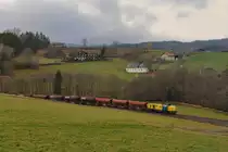 271 020 mit einem Schotterzug am 14.11.2015 bei Ruhmannsfelden. 