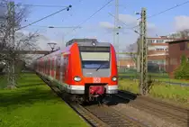 Ein Zug der S 11 von Düsseldorf Flughafen nach Bergisch Gladbach, bestehend aus 423 249 und 261, fährt in den Hp Dormagen Chempark (vormals Bayerwerk) ein (23.11.15).