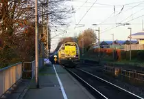 7785 und 7786 beide von der SNCB kommen die Kohlscheider-Rampe hoch aus Richtung Neuss,Herzogenrath mit einem Kurzen Kalkleerzug aus Oberhausen-West(D) nach Hermalle-Huy(B) und fahren durch Kohlscheid in Richtung Richterich,Laurensberg,Aachen-West.
Bei schönem Novemberwetter am Kalten Nachmittag vom 23.11.2015.