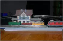 Wem T-Gauge doch zu klein ist, der kann sich jetzt mit Ze (bzw. Zf) beschäftigen.
Mein Schmalspur Gmp auf Testfahrt und als Vergleich eine  grosse  Z Spur Re 4/4 II. 
23. Nov. 2015