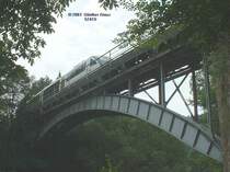 Triebzug am 08.07.2003 auf der zweiten Neisebr�cke im Neisetal zwischen Hirschfelde und Krzewina Zgorzelecka. Hier macht die Neise eine Schleife, die Bahn  k�rzt ab  und f�hrt weniger als einen Kilometer �ber deutsche Gebiet.