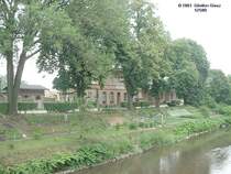 Bahnhof Krzewina Zgorzelecka am 09.07.2003, aufgenommen von der Fu�g�nger-Br�cke �ber die Neise (Grenz�bgang f�r Radfahrer und Fu�g�nger), am deutschen Ufer liegt die Stadt Ostriz.