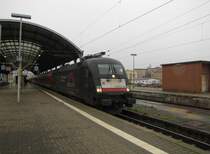 DB ES 64 U2-099 mit der RB 16320 nach Eisenach, am 23.11.2015 in Halle (S) Hbf.